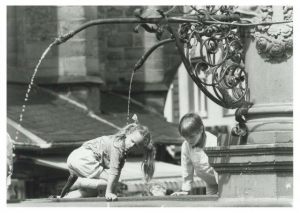 Kinder am Brunnen_Herkulesbrunnen
